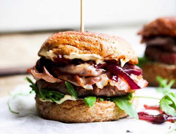 Hamburger met rode uiencompote en Baambrugs big buikspek