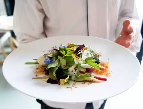 Salade van mini groenten met Baambrugs big buikspek